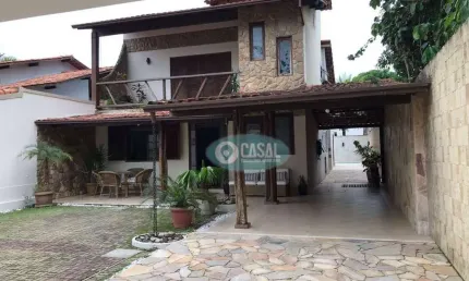 Casa em Camboinhas com 04 Quartos sendo 02 Suítes, Piscina e Churrasqueira.