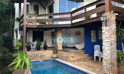 Casa com 03 Quartos sendo 03 Suítes em Condomínio Itaipu.