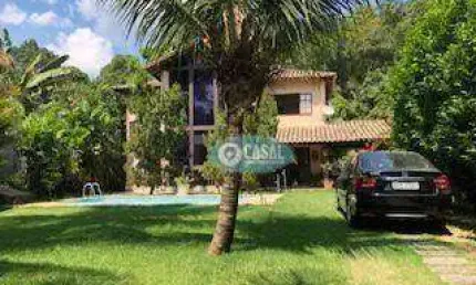 Casa em Condomínio com 03 Quartos sendo 02 Suítes, Piscina e Churrasqueira!