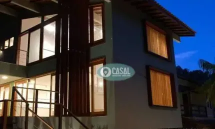 Casa em Condomínio com 03 Quartos, Piscina e Churrasqueira.