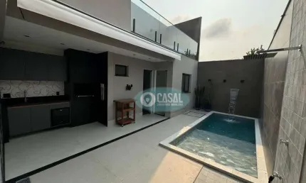 Casa em Piratininga com 03 Quartos, Sendo 03 Suítes, Piscina e Churrasqueira! (PORTEIRA FECHADA)