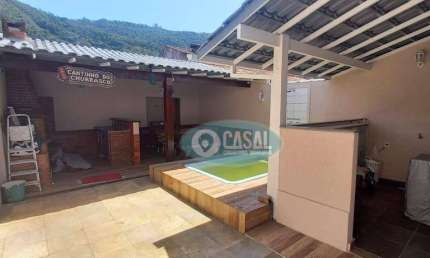 Casa em Itaipu com 03 Quartos, Pisciana e Churrasqueira.