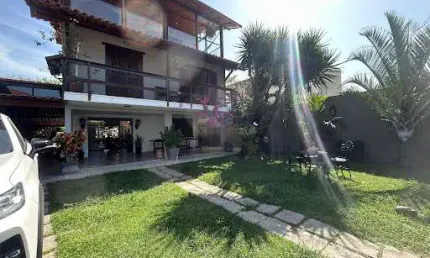 Casa em Condomínio com 04 Quartos com Piscina e Churrasqueira em Itaipu