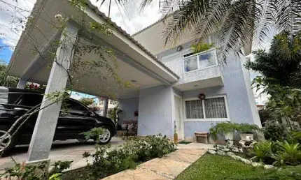 Casa em Condomínio com 05 Quartos, Piscina e Churrasqueira.