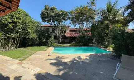 Casa em Condomínio com 05 Quartos, Piscina e Churrasqueira em Itaipu - Niterói/RJ!
