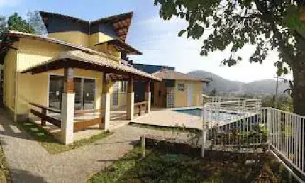 Casa em Condomínio com 04 Quartos à Venda em Maria Paula - Niterói/RJ.