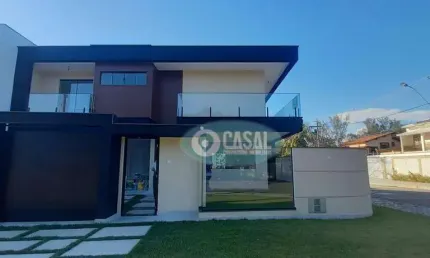 Casa Nova em Camboinhas com 03 Suítes, Piscina e Churrasqueira!
