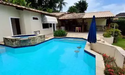 Casa Linear em Condomínio com 04 Quartos com Piscina e Churrasqueira em Itaipu