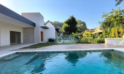 Casa Linear em Condomínio com 04 Suítes, Piscina e Churrasqueira em Itaipu.