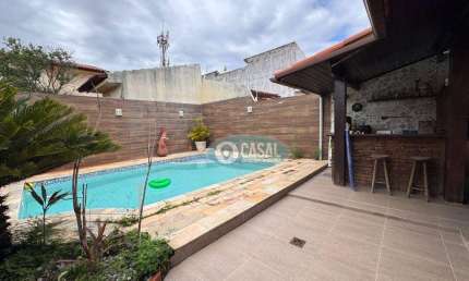 Casa com 04 Quartos, Piscina e Churrasqueira à Poucos Passos da Praia de Piratininga!