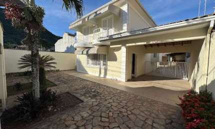 Casa com 03 Quartos em Piratininga com Piscina, Churrasqueira e Quintalzão