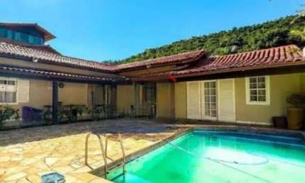 Casa com 04 Quartos à Venda Pertinho da Praia de Itaipu - Niterói/RJ.