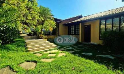 Casa Linear em Condomínio com 03 Quartos, Piscina, Sauna e Churrasqueira em Itaipu!