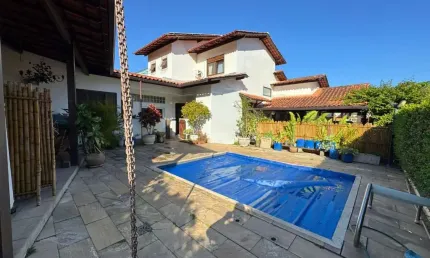 Casa em condomínio com 04 quartos, piscina e churrasqueira em piratininga!