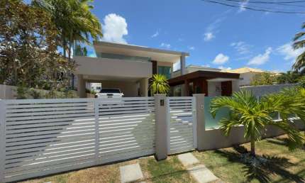 Casa de alto padrão na Av. Priscila Dutra, o metro quadrado mais valorizado da região de Pitangueiras - Lauro de Freitas