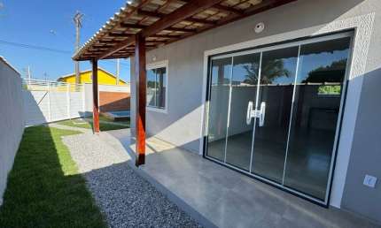 Linda casa dentro de condomínio com portaria 24h disponível para venda em Unamar - Cabo Frio.