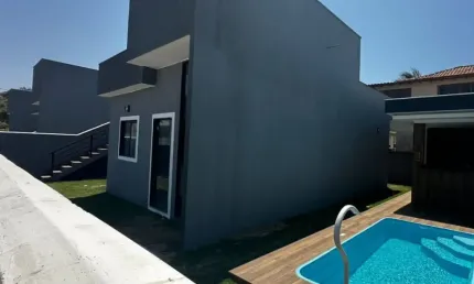 Casa dos sonhos com 3 quartos, há 50 metros do mar, no condomínio Florestinha em Unamar - Cabo Frio!
