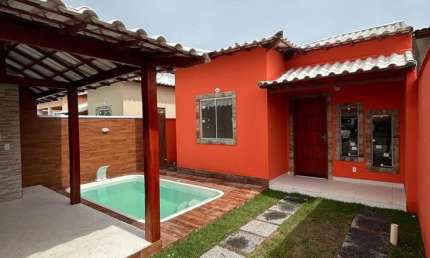 Casa colonial com laje dentro de condomínio com praia em Unamar - Cabo Frio.