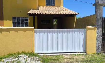 Casa duplex escriturada à venda, dentro de condomínio com praia