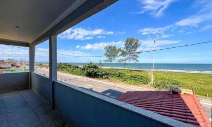 Linda casa de frente para o mar com 3 quartos, sendo 2 suítes em Unamar - Cabo Frio.