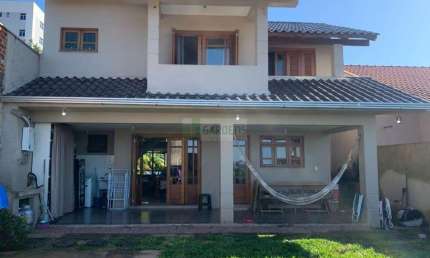 Casa em Excelente Localização, 03 Dormitórios e Piscina, Próximo ao Forum, NH