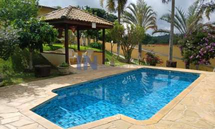 Linda chácara no interior de São Paulo, Itatiba, 400m2 área construída, área total 900m2, 3 dormitórios, suíte, piscina aquecida, 6 garagens, varanda.