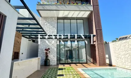 Venha se encantar com esta incrível casa no Condomínio Riviera Del Sol!