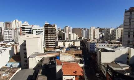 Quarto e sala com armários no coração de São Mateus