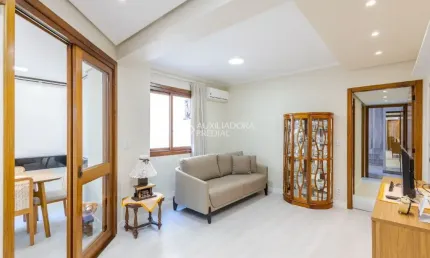 Apartamento de frente, com 2 dormitórios, com varanda fechada, elevador e 1 vaga de garagem.