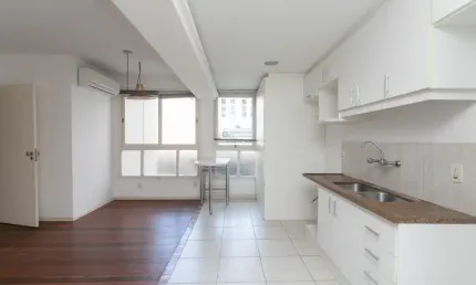Apartamento em excelente localização no bairro rio branco. possui amplo living, lavabo, cozinha amer