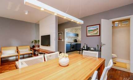 Impecável Apartamento Reformado com 3 Dormitórios e 2 Vagas no Petrópolis!