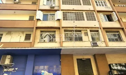 Apartamento no Centro Histórico, 2 dorm com dependência