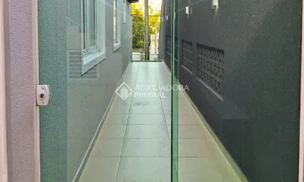 Casa com 2 andares, com 4 dormitorios, 2 suites, excelente localização.