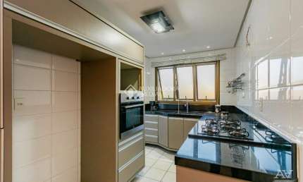 Amplo Apartamento 2 Dormitórios com Suíte e Vaga Dupla no Higienópolis – Rua Tranquila e Aconchegante!