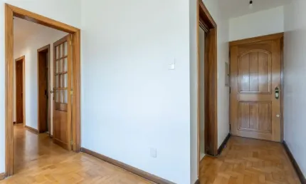 Apartamento amplo e totalmente reformado com 3 dormitórios e vaga escriturada no bairro floresta!