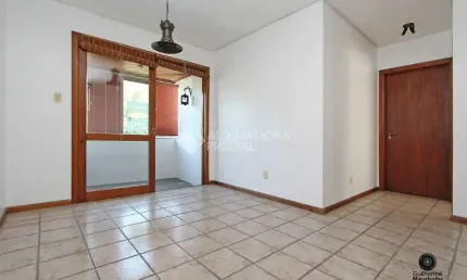 Desocupado! apartamento 2 dormitórios com suíte e 2 vagas cobertas – ótima localização!