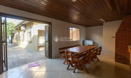Casa Impecável com 3 Dormitórios, Salão de Festas e Pátio – Pronta para Morar!