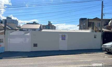 Casa de frente com 2 dormitórios para alugar, 120 m² por R$ 3.200/mês - Rua Irmã Bonavita, nº 1513 - Florianópolis