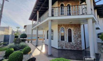Casa com 4 dormitórios e Piscina à venda, 369 m² por R$ 1.500.000 - Praia Comprida - São José/SC
