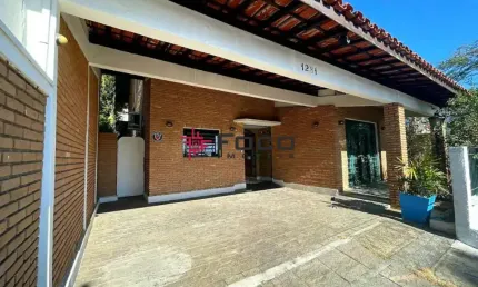 CASA excelente localização ,  ideal para clínica, no Jardim Esplanada, bairro nobre, com 360m², 8 consultórios, 6 vagas, Habite-se comercial para área de saúde.