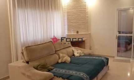 Casa  /  Vila das Flores    / 04 Dormitórios / 01 Suíte / 270M²TE / 166M²AC / São José dos Campos