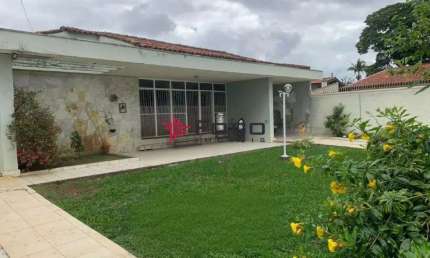 Casa à Venda com 4 Dormitórios, 270m² - R$2.800.000 - Jd. Esplanada