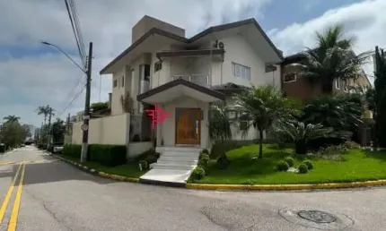 SOBRADO em Condomínio Vila Branca, Jacareí/SP com 03 suítes, 05 banheiros, piscina, área de lazer com churrasqueira