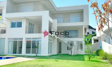 Casa em Condomínio com 4 suítes, piscina e jardim no Urbanova