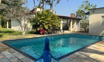 Chácara com fundo para o Rio Paraíba / Mobiliada / vendida de porteira fechada / 03 dormitórios com 1 suíte / Piscina / Freguesia da Escada /150 m² de construção / 2.500 m² de terreno / Guararema - Ja