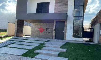 Sobrado recém-construído no Residencial Mantiqueira / 4 quartos sendo 3 suítes com closet / Piscina / 252m² de terreno / 180m² de construção / São José dos Campos