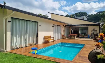 Rua Rio Bonito (Portaria 24h) - Nova, TÉRREA c/ piscina, em rua fechada!