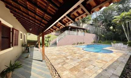 Cond Chácar dos Lagos - Térrea 3 suítes, anexo gourmet, piscina e pomar!