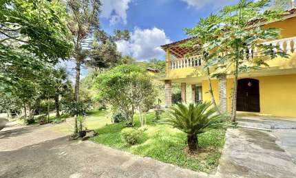 Cond Jd Colibri - Rústica, 3 dorms, quintal e muito jardim!