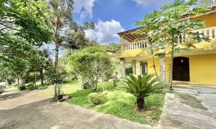 Cond Jd Colibri - Rústica, 3 dorms, quintal e muito jardim!
